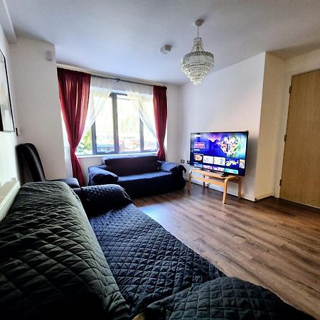 Explore London: 2 Bedroom House In Wood Green Esterno foto