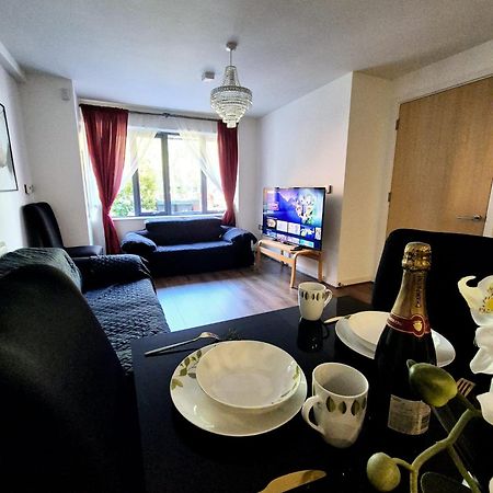 Explore London: 2 Bedroom House In Wood Green Esterno foto