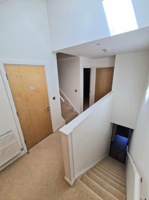 Explore London: 2 Bedroom House In Wood Green Esterno foto