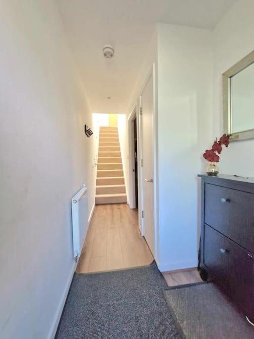 Explore London: 2 Bedroom House In Wood Green Esterno foto