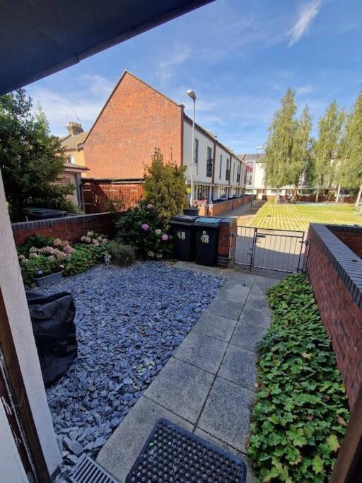 Explore London: 2 Bedroom House In Wood Green Esterno foto