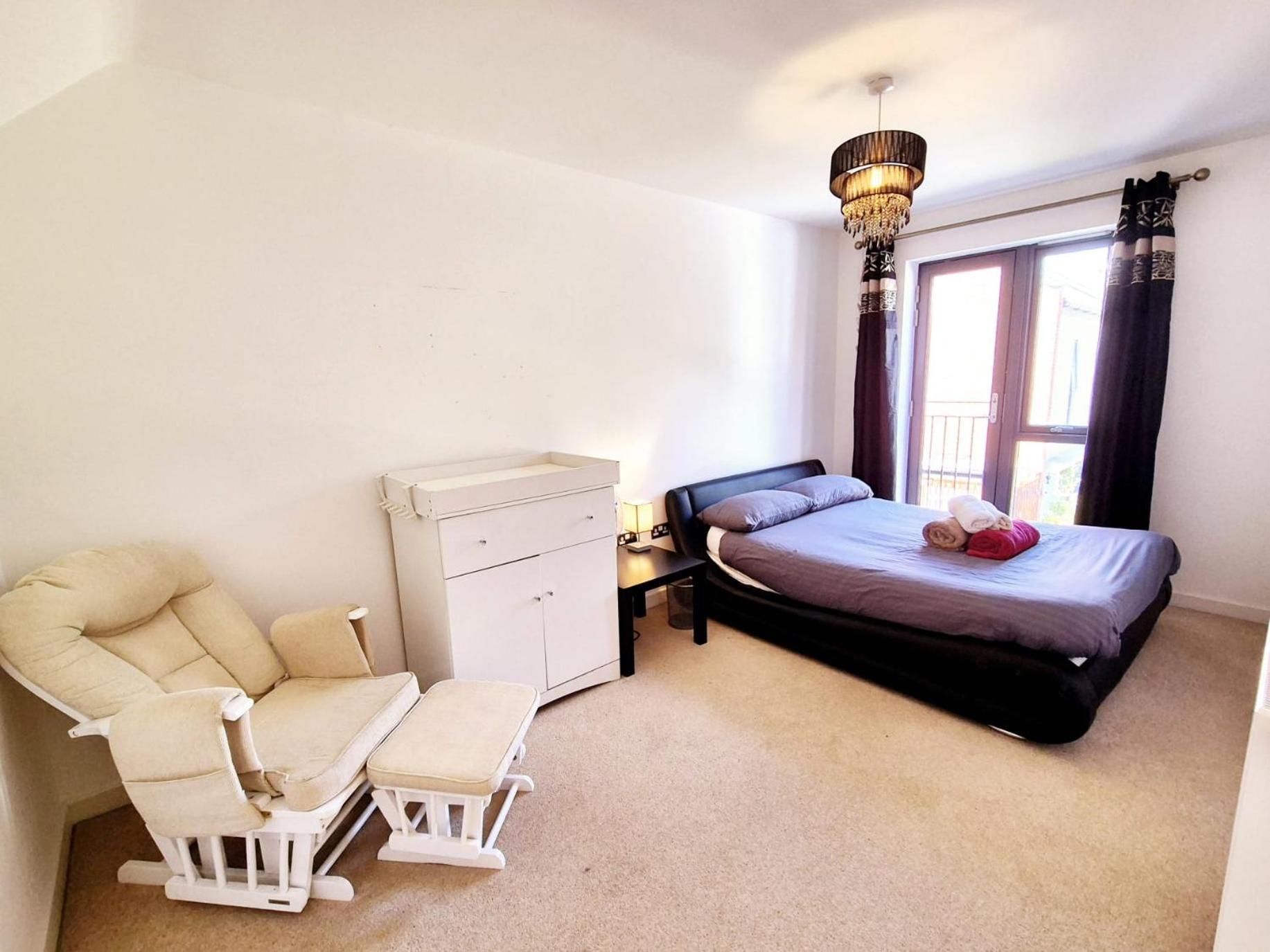 Explore London: 2 Bedroom House In Wood Green Esterno foto