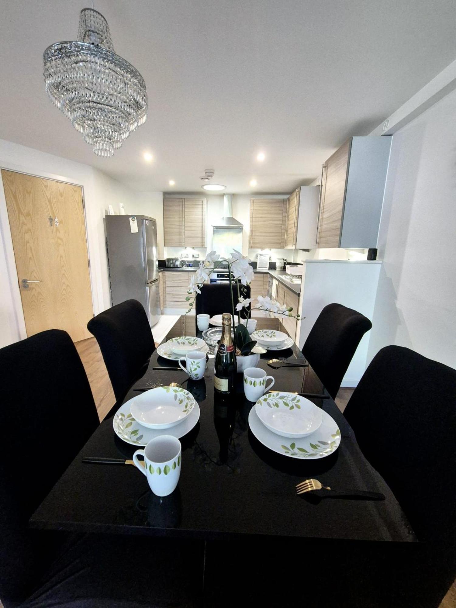 Explore London: 2 Bedroom House In Wood Green Esterno foto
