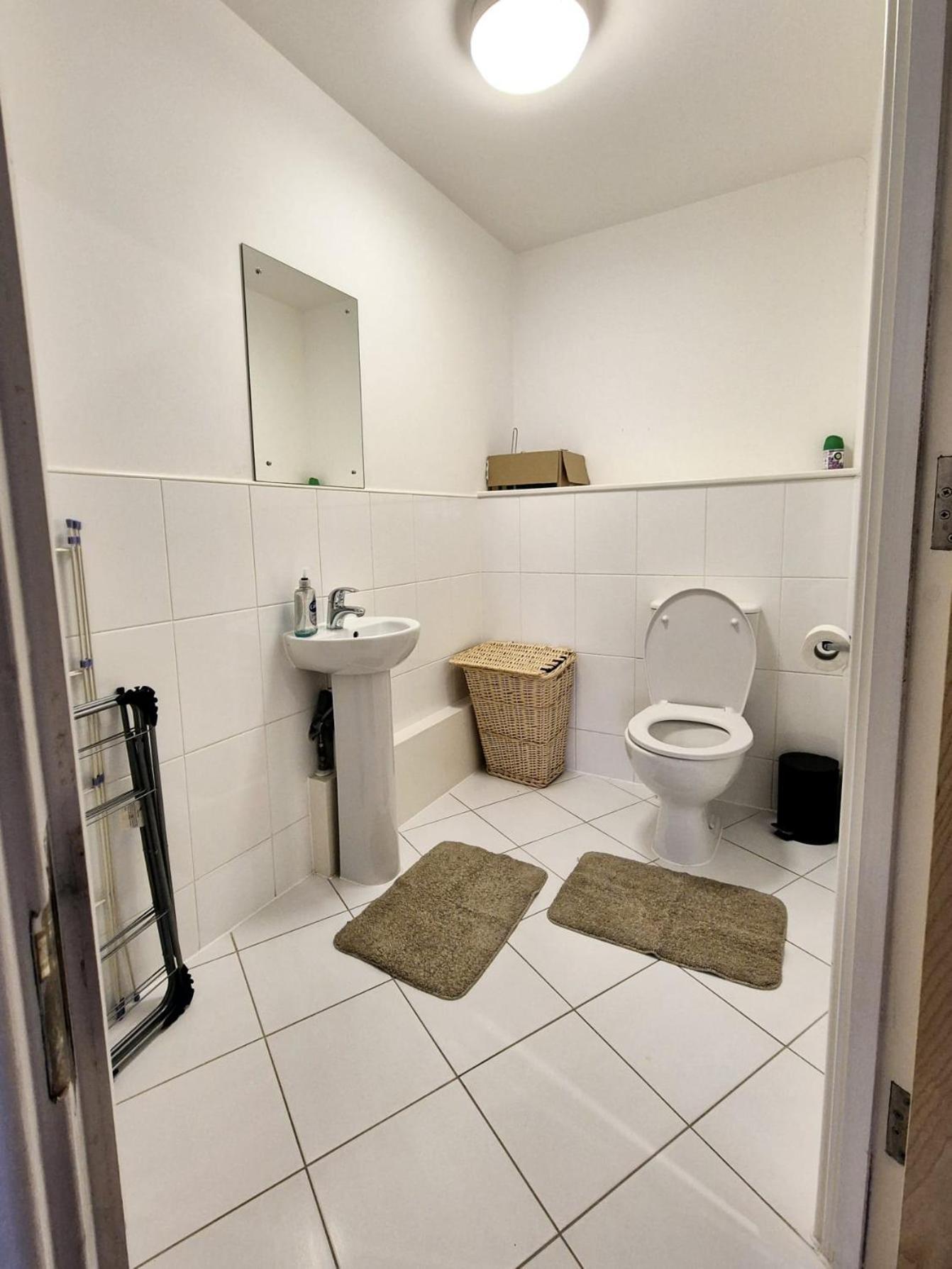 Explore London: 2 Bedroom House In Wood Green Esterno foto