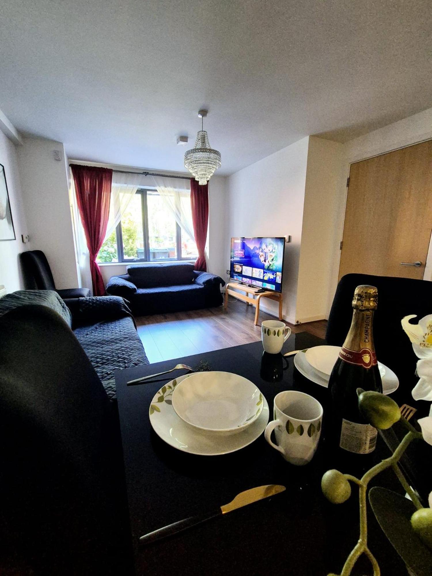 Explore London: 2 Bedroom House In Wood Green Esterno foto
