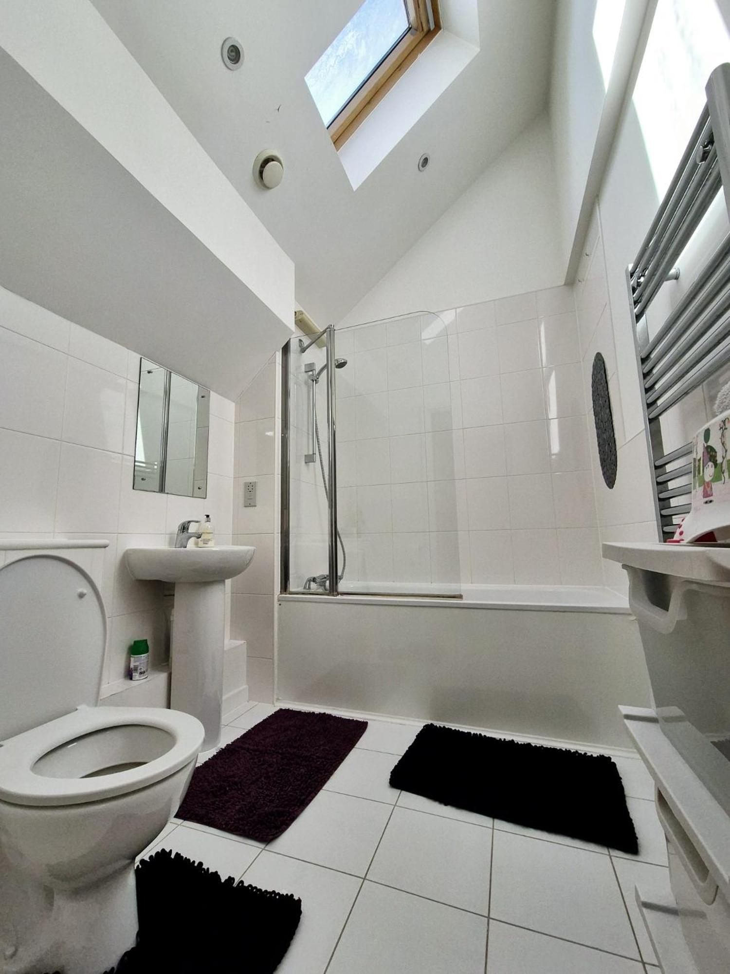 Explore London: 2 Bedroom House In Wood Green Esterno foto