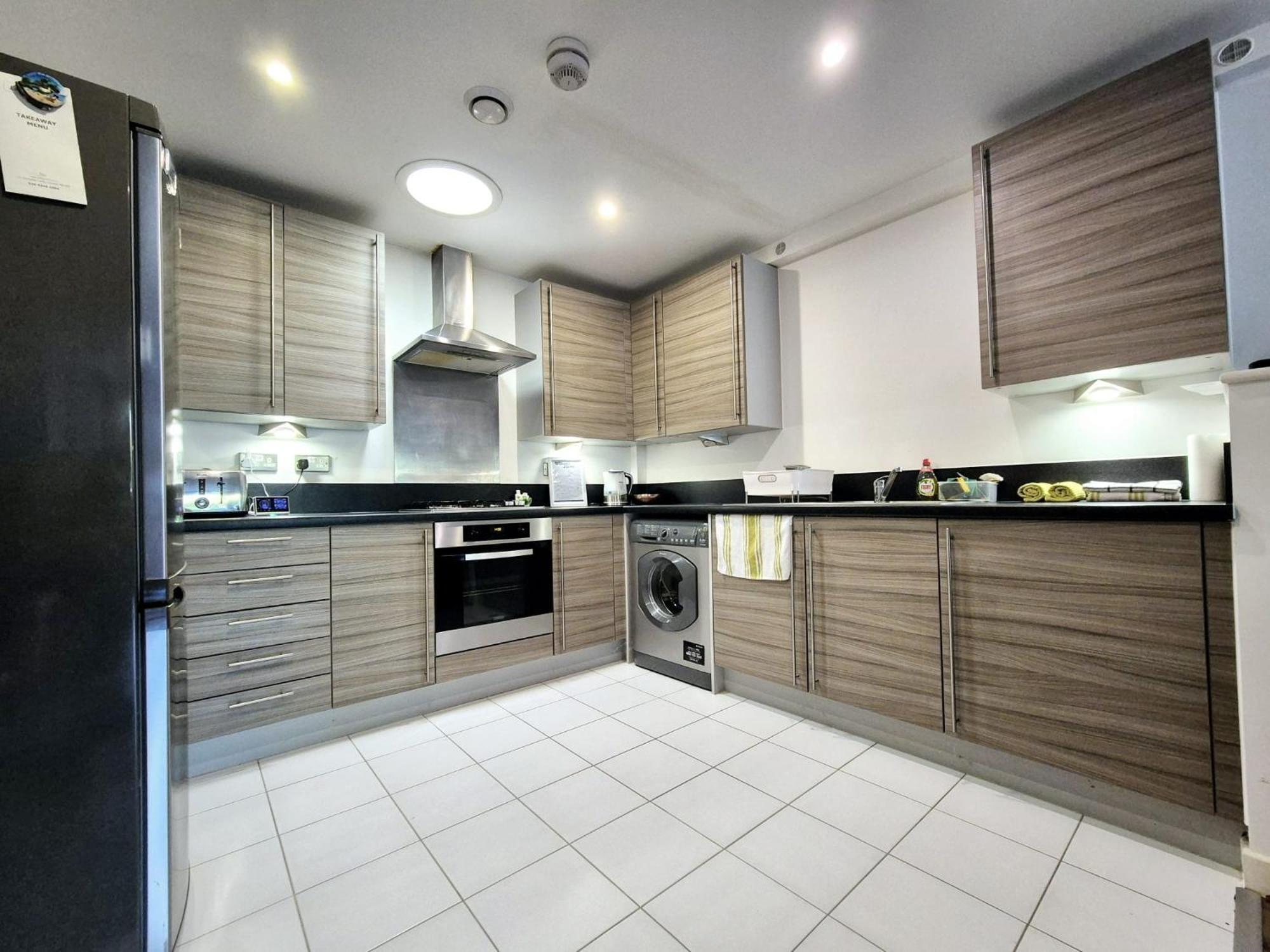 Explore London: 2 Bedroom House In Wood Green Esterno foto