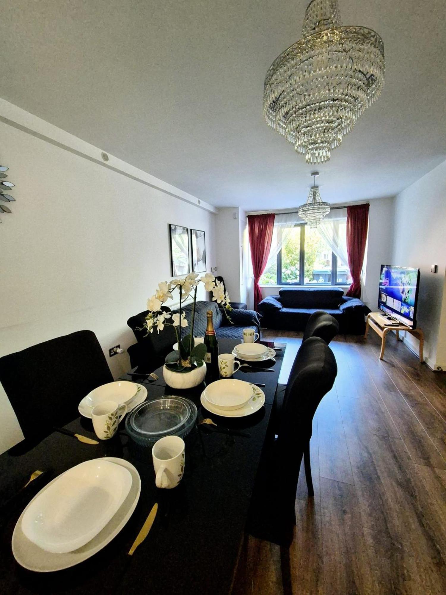 Explore London: 2 Bedroom House In Wood Green Esterno foto